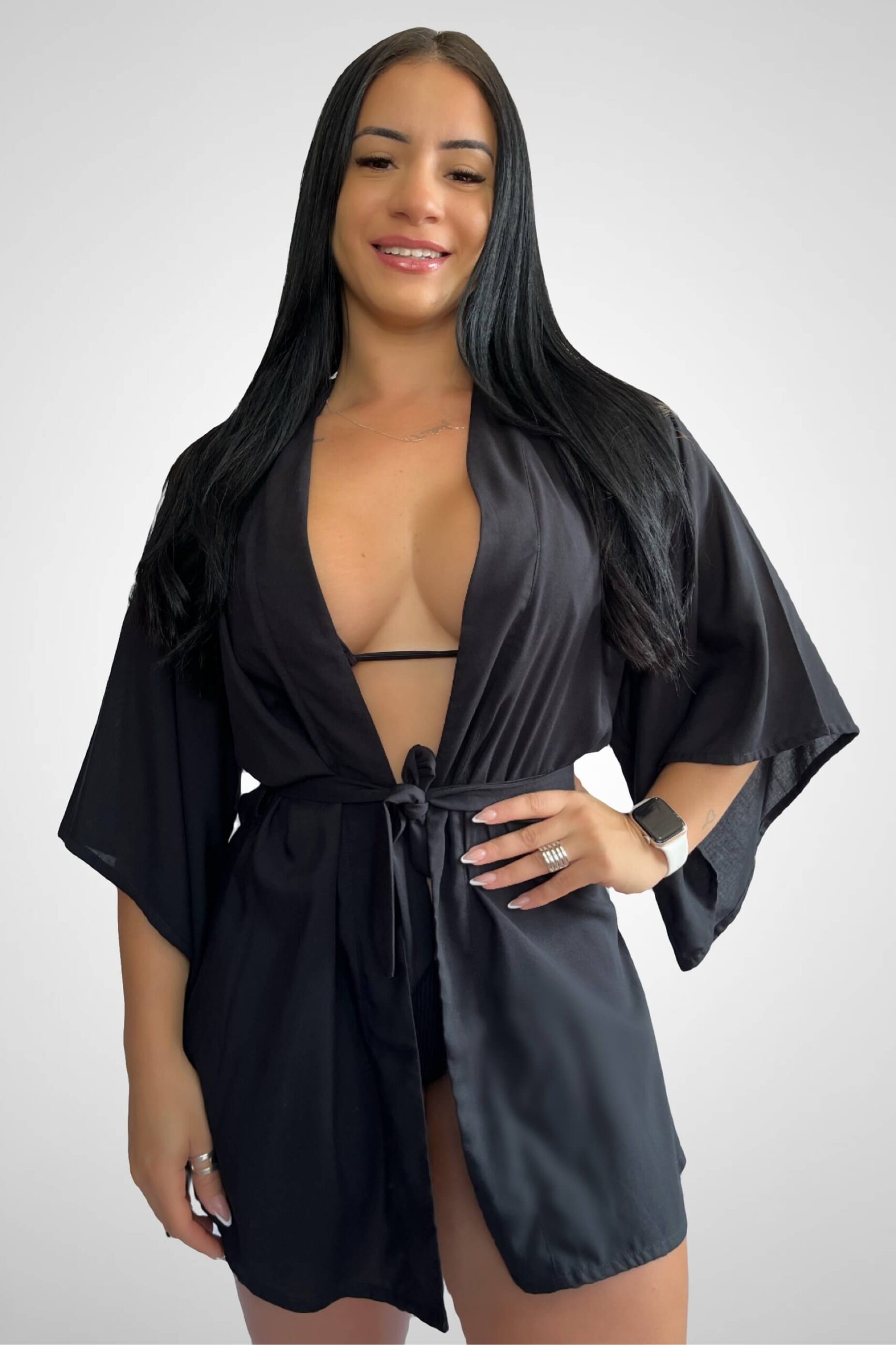 Saída de Praia modelo Kimono Preto com faixa para amarração na cintura Tecido: Viscose Composição: 100% Viscose Coleção: Verão 2024 Disponível nos tamanhos: P M G Uma peça que combina fluidez, sofisticação e um toque de luxo para elevar o seu estilo.