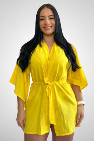 Saída de Praia modelo Kimono Amarelo com faixa para amarração na cintura Tecido: Viscose Composição: 100% Viscose Coleção: Verão 2024 Disponível nos tamanhos: P M G Uma peça que combina fluidez, sofisticação e um toque de luxo para elevar o seu estilo.