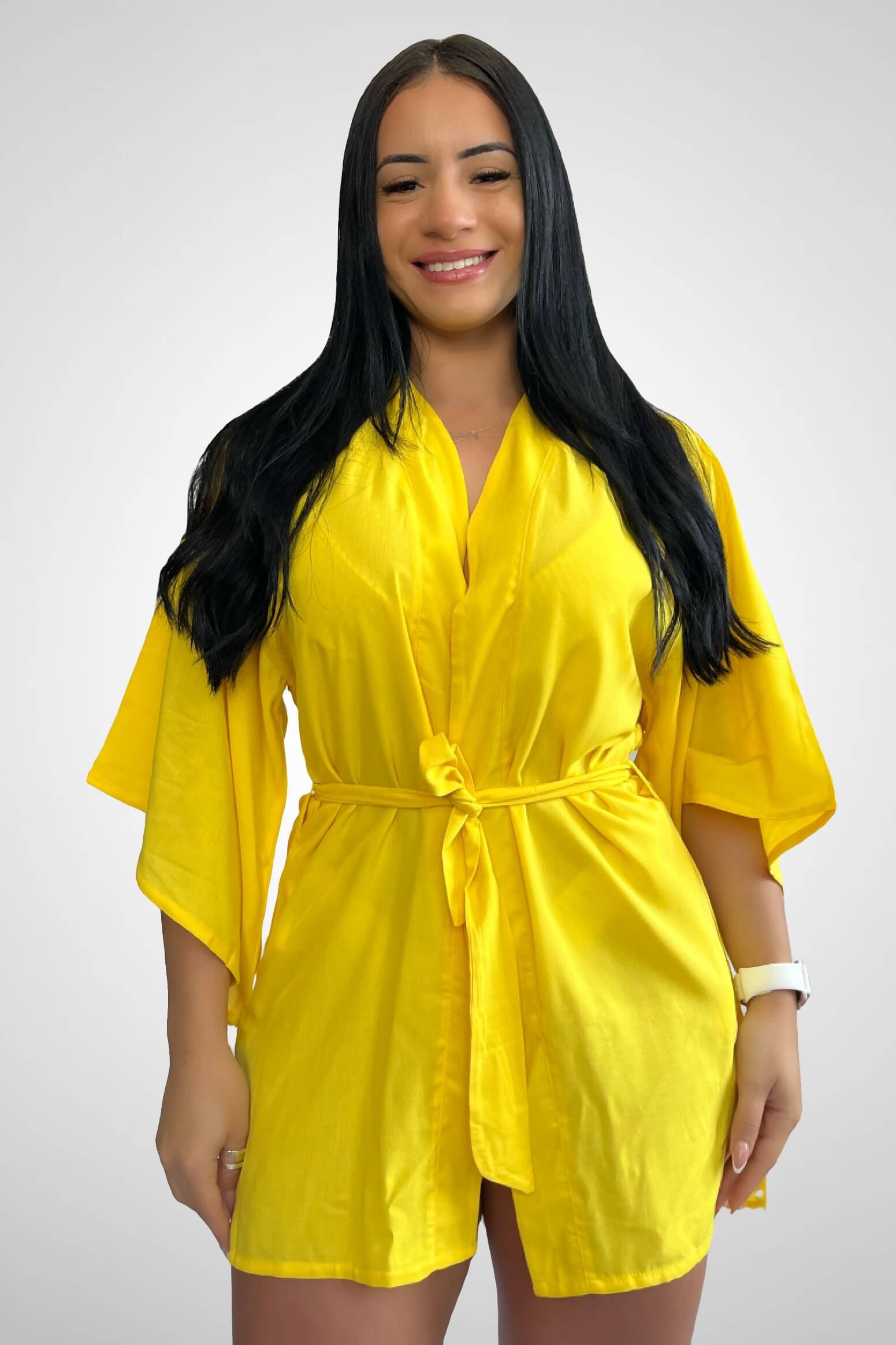 Saída de Praia modelo Kimono Amarelo com faixa para amarração na cintura Tecido: Viscose Composição: 100% Viscose Coleção: Verão 2024 Disponível nos tamanhos: P M G Uma peça que combina fluidez, sofisticação e um toque de luxo para elevar o seu estilo.