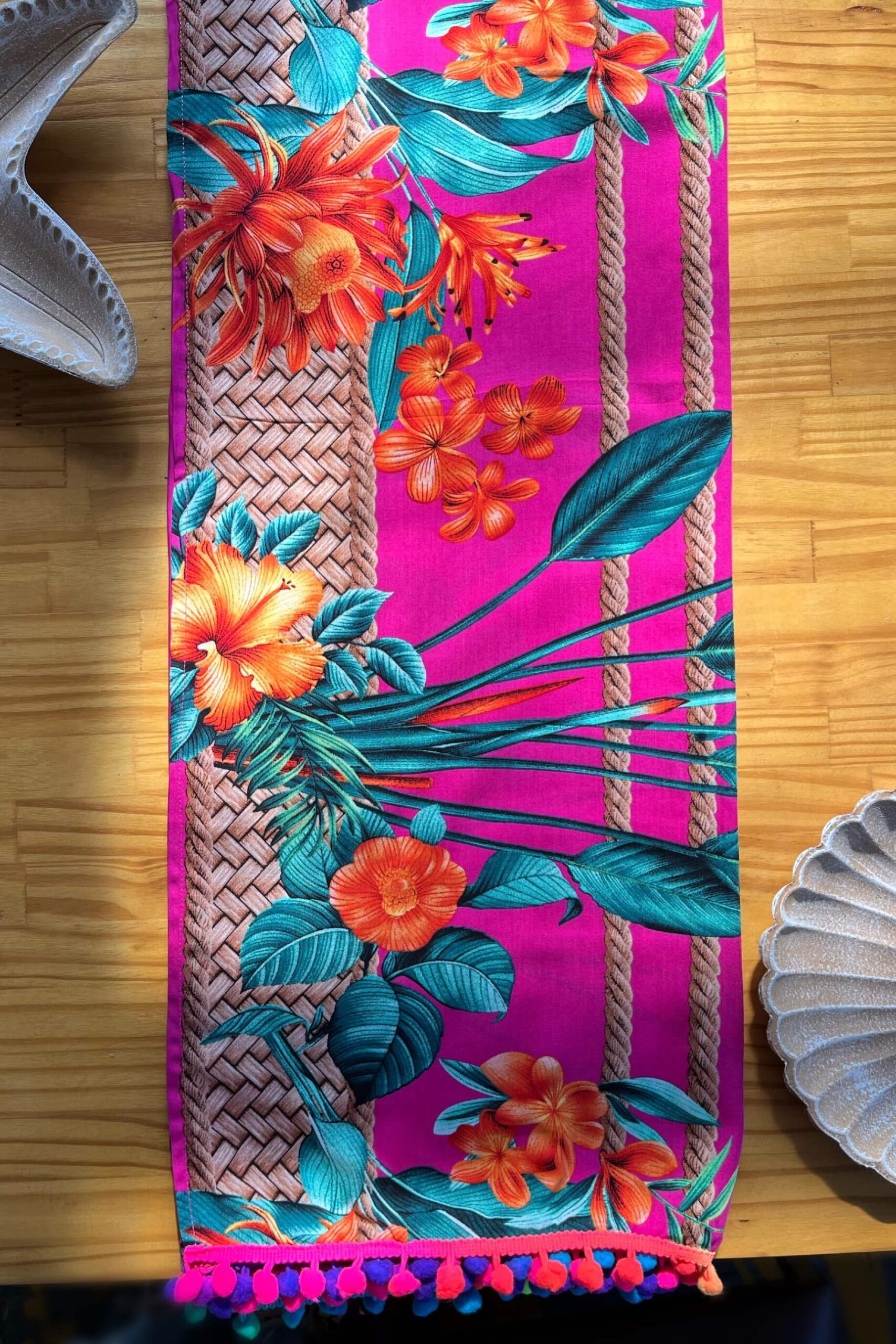 Canga com pompom Pink Print Tecido: Viscose Composição: 100% Viscose Coleção: Verão 2024 Disponível nos tamanhos: U Dimensões: (1,70m x 1,20m) Feito no Brasil É pensando em nossas clientes que utilizamos os tecidos de melhor qualidade da região em todos os nossos produtos. Com essa canga você tem a possibilidade de ousa com criatividade fazendo diferentes amarrações