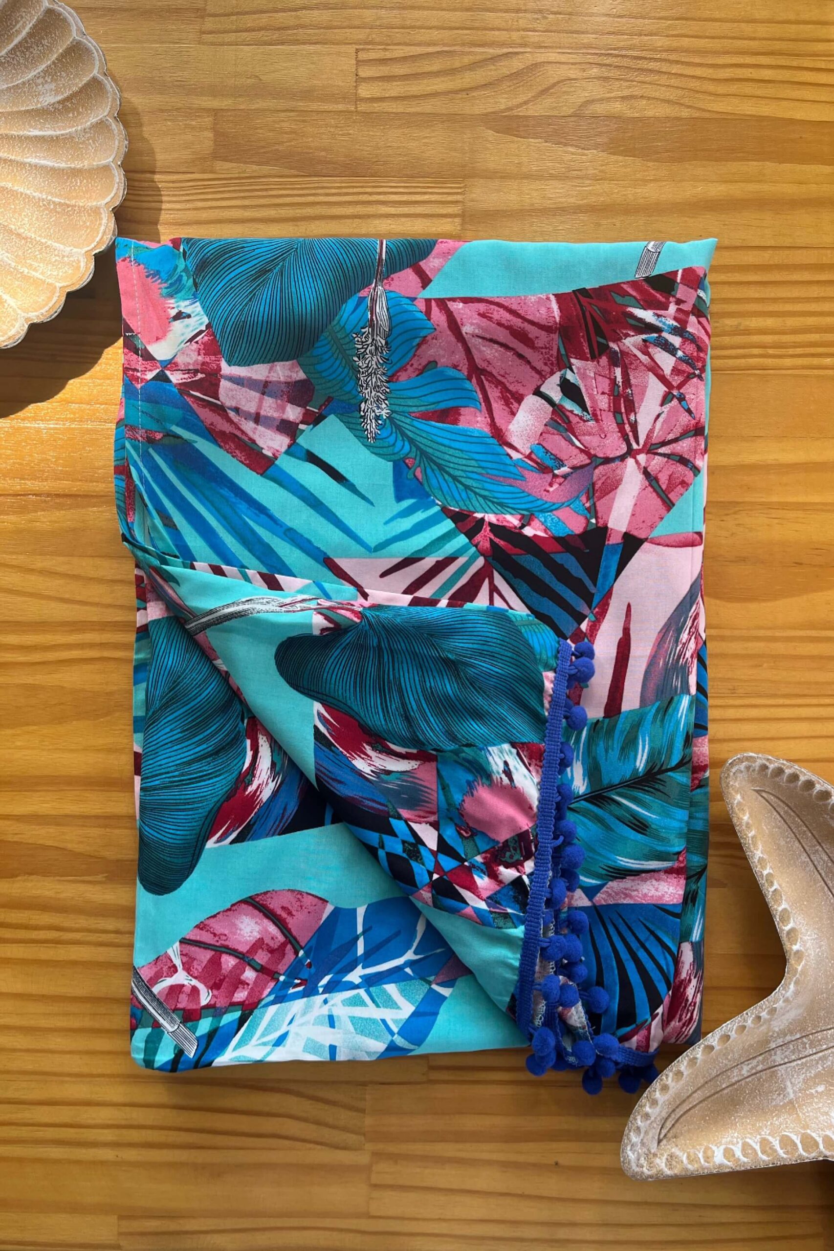Canga com pompom Print 1 Tecido: Viscose Composição: 100% Viscose Coleção: Verão 2024 Disponível nos tamanhos: U Dimensões: (1,70m x 1,20m) Feito no Brasil É pensando em nossas clientes que utilizamos os tecidos de melhor qualidade da região em todos os nossos produtos. Com essa canga você tem a possibilidade de ousa com criatividade fazendo diferentes amarrações