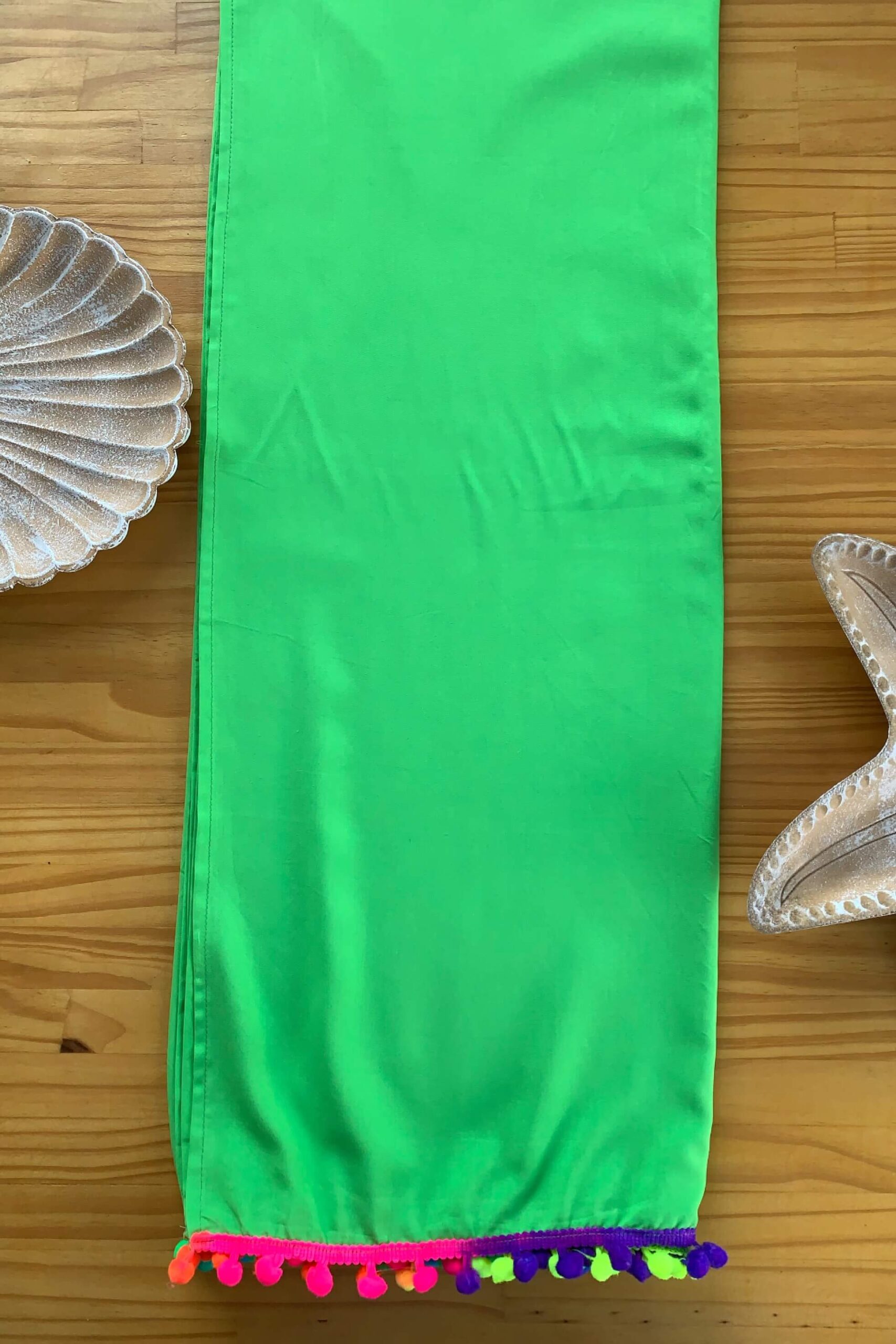 Canga com pompom Verde Claro Tecido: Viscose Composição: 100% Viscose Coleção: Verão 2024 Disponível nos tamanhos: U Dimensões: (1,70m x 1,20m) Feito no Brasil É pensando em nossas clientes que utilizamos os tecidos de melhor qualidade da região em todos os nossos produtos. Com essa canga você tem a possibilidade de ousa com criatividade fazendo diferentes amarrações